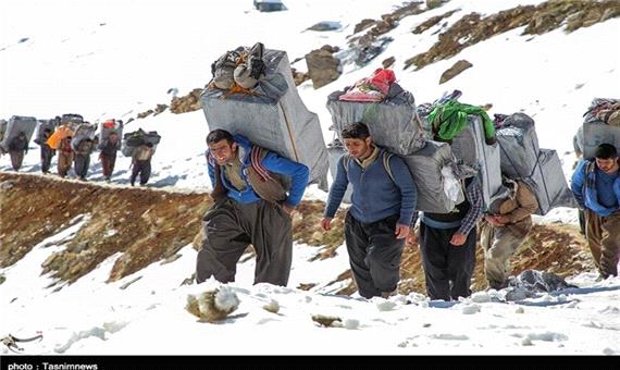 ساعتی همراه با کولبران در کوهستان‌های کردستان