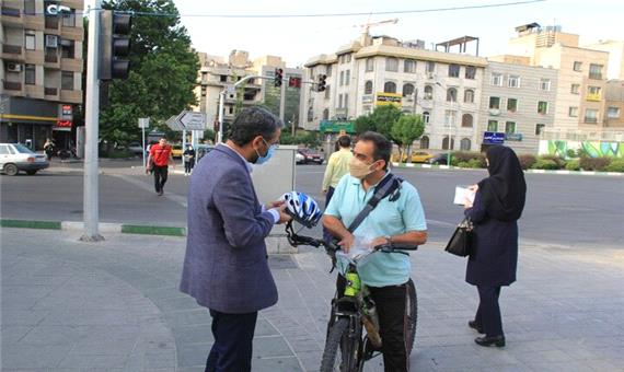 اهدای تجهیزات ایمنی به شهروندان دوچرخه‌سوار
