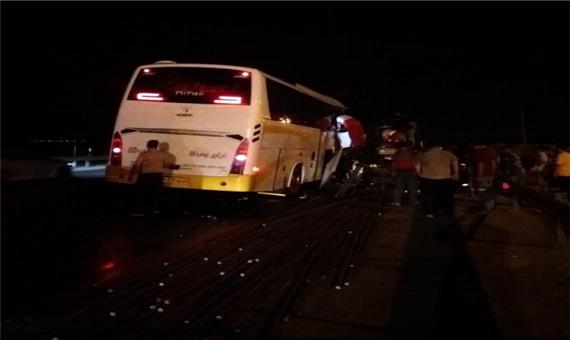 تصادف اتوبوس با تریلر در جاده کاشان- قم/ 22 نفر مصدوم شدند