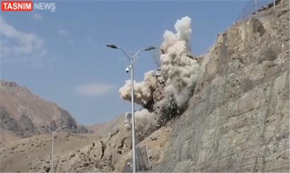 لحظه انفجار سنگ 3 هزار تنی در آزادراه تهران - شمال