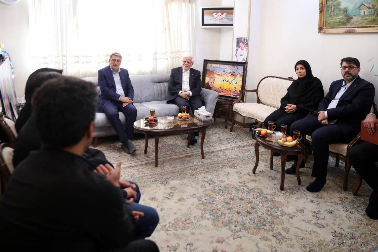 عارف در دیدار خانواده فرماندهان و دانشمندان شهید: راهبرد ایران‌هراسی دشمنان کاملا خنثی شده است