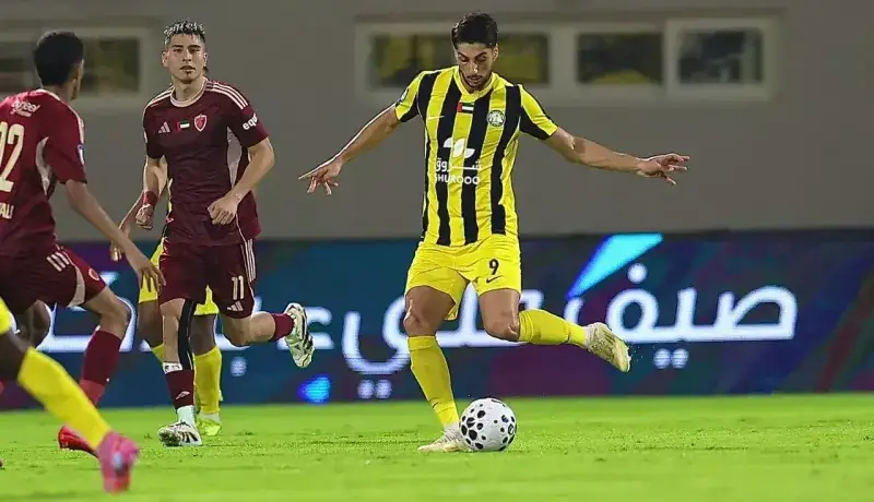احمد نور با بازوبند برابر یاران قدیمی