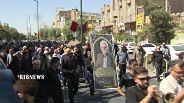 تشییع پیکر طبیب العلمای قم بر روی دستان مردم