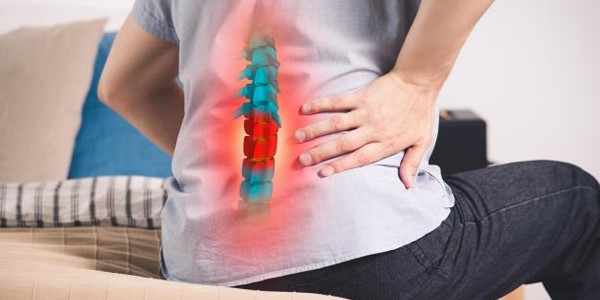 چه زمانی باید برای درد کمر به پزشک مراجعه کنیم؟