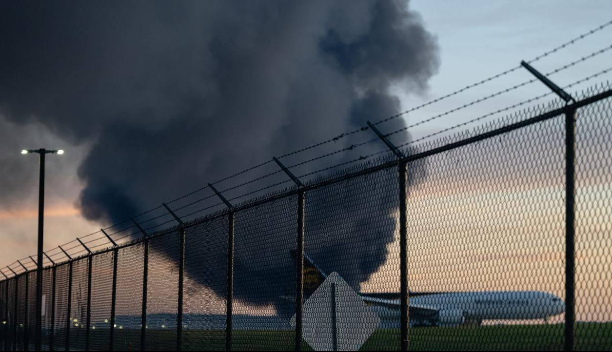 سقوط مرگبار هواپیمای باری در آمریکا؛ ۳ نفر کشته شدند