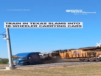 لحظه برخورد ترسناک قطار با تریلی حامل خودرو