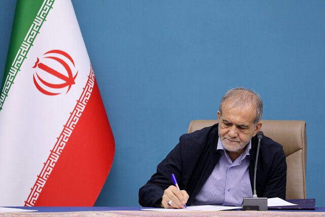 پزشکیان: ملتی که می‌خواهد زنده باشد باید کتاب را جدی بگیرد