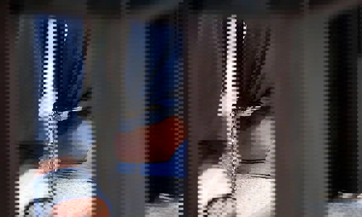 عاشقی به سبک ۲ موبایل‌قاپ حرفه‌ای؛ با ۱۲۰ فقره سرقت به زندان بازگشتند!