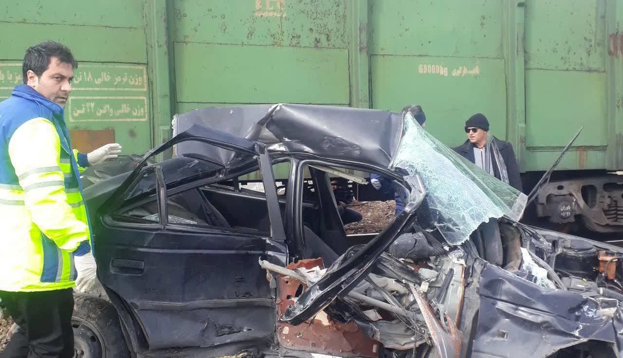برخورد قطار با خودرو در ایستگاه راه‌آهن شازند