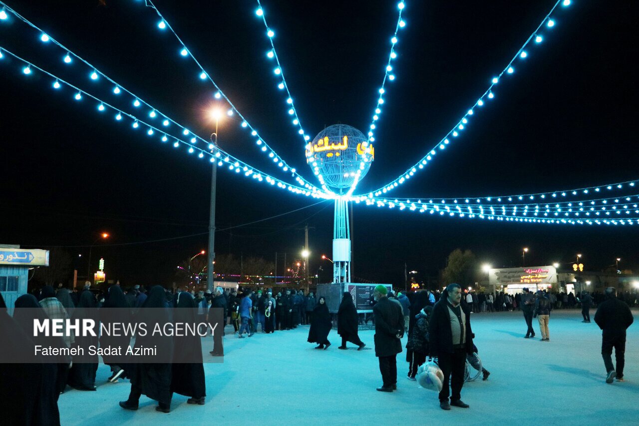 پیاده روی شبانه زائران در شب نیمه شعبان به سمت مسجد مقدس جمکران