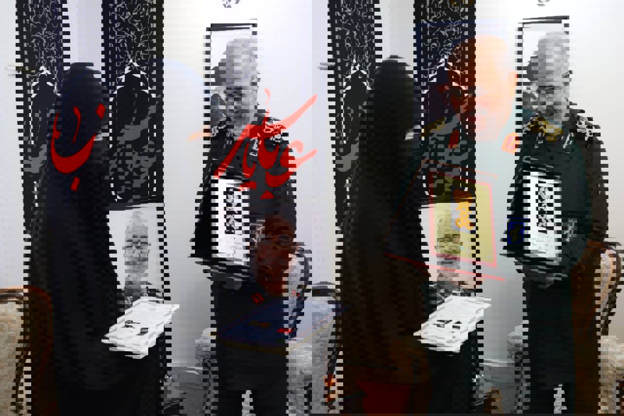 اهدای درجه سپهبدی به خانواده شهید سلامی