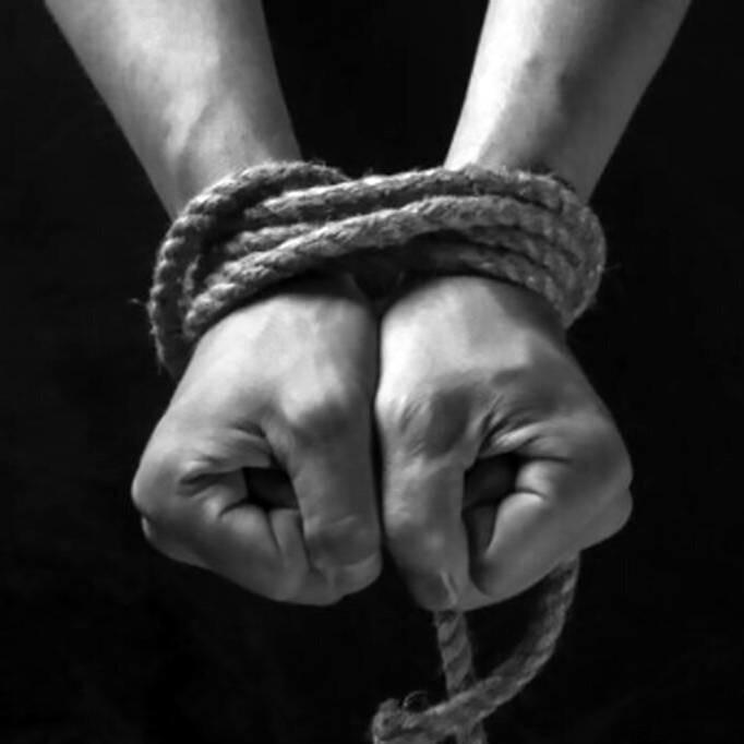 پسر ۲۰ ساله مادرش را گروگان گرفت!