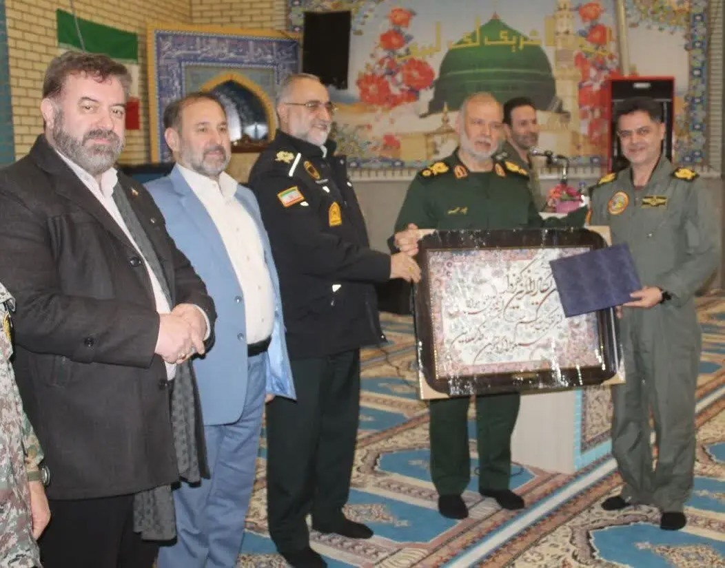 حضور متقیان مدیر کل پدافند غیر عامل در پایگاه هوایی و تقدیر از فرماندهان