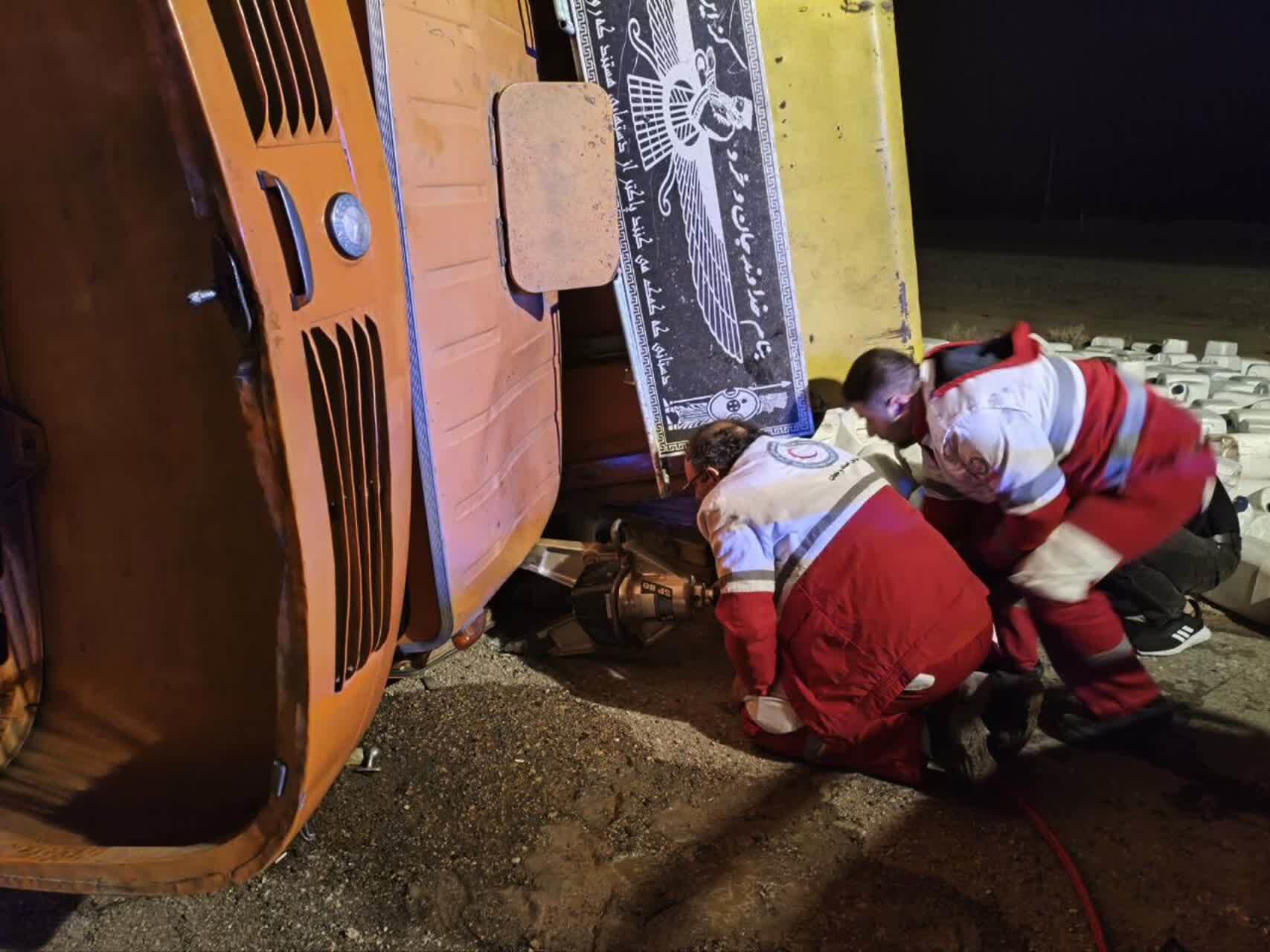 واژگونی کامیون در جاده قم به گرمسار، جان یک نفر را گرفت