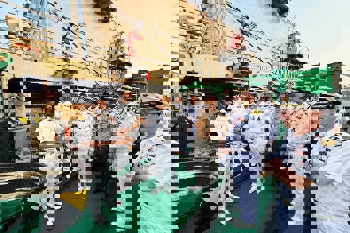 دریادار ایرانی از صنایع دریایی هند بازدید کرد