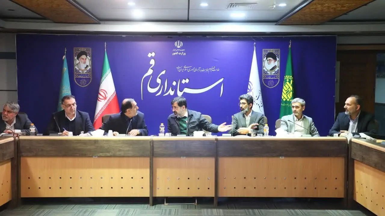 آخرین وضعیت احداث نیروگاه خورشیدی در قم بررسی شد