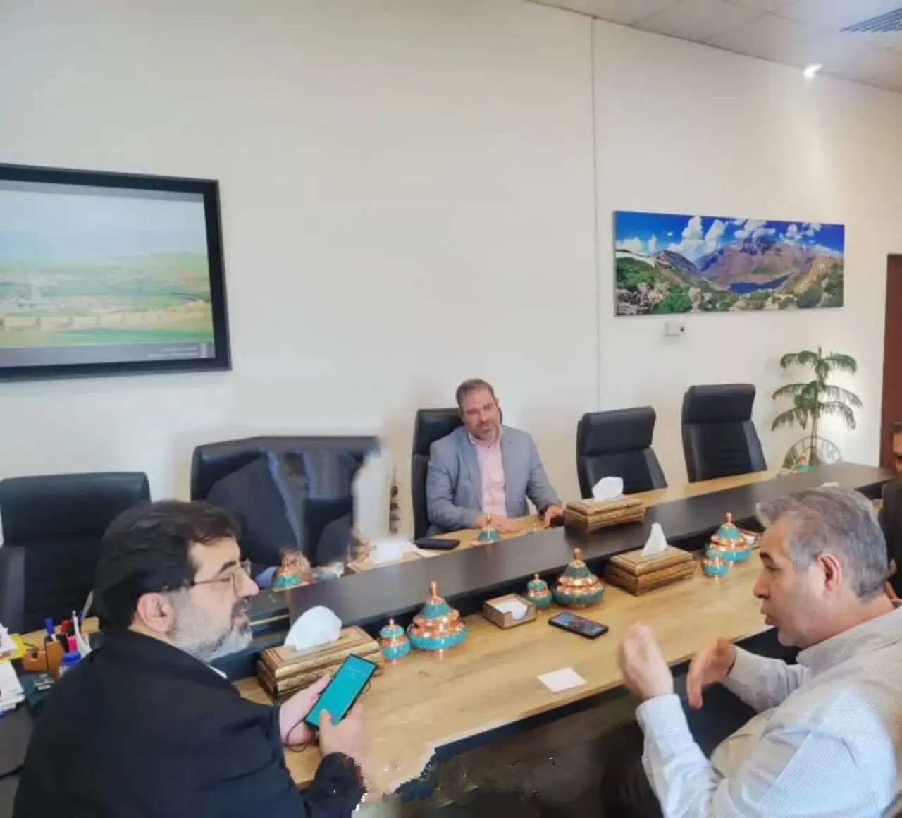 استاندار قم خواستار تسریع در فرآیند اداری و تأمین منابع مالی پروژه‌ها شد.