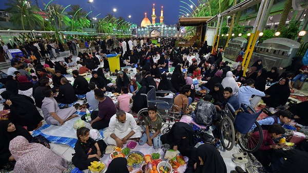 برپایی ضیافت افطار در جوار حرم‌های کربلا