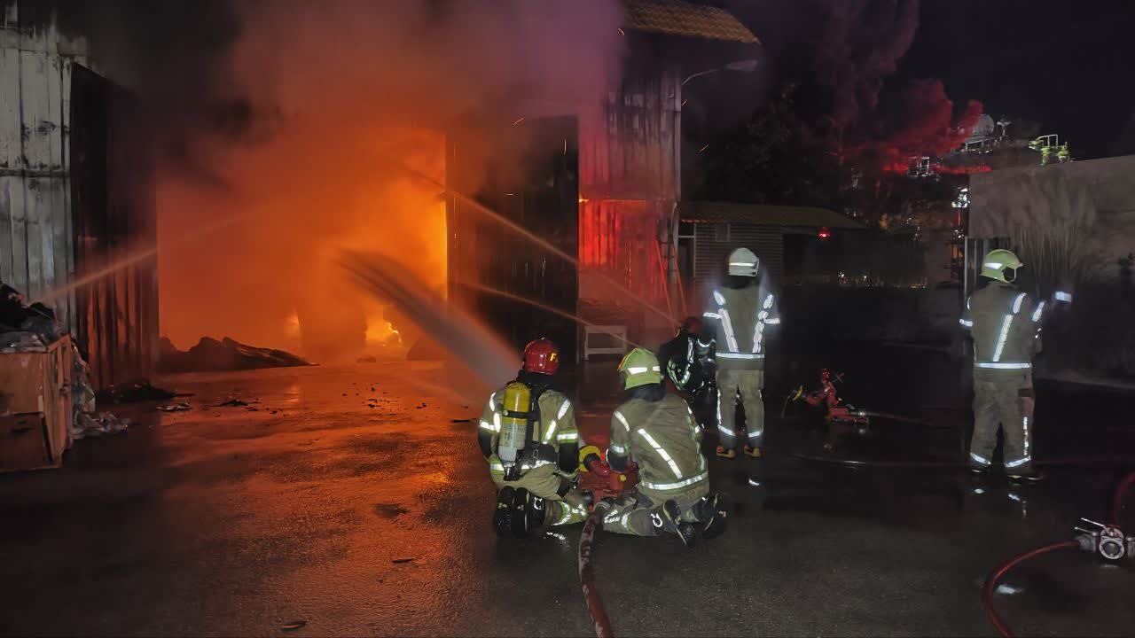 آتش‌سوزی گسترده در کارخانه تولید کفش در جاده خاوران