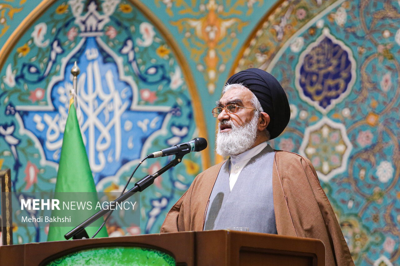 امام جمعه قم: ملت ایران در برابر توطئه‌ها ایستادگی کرد