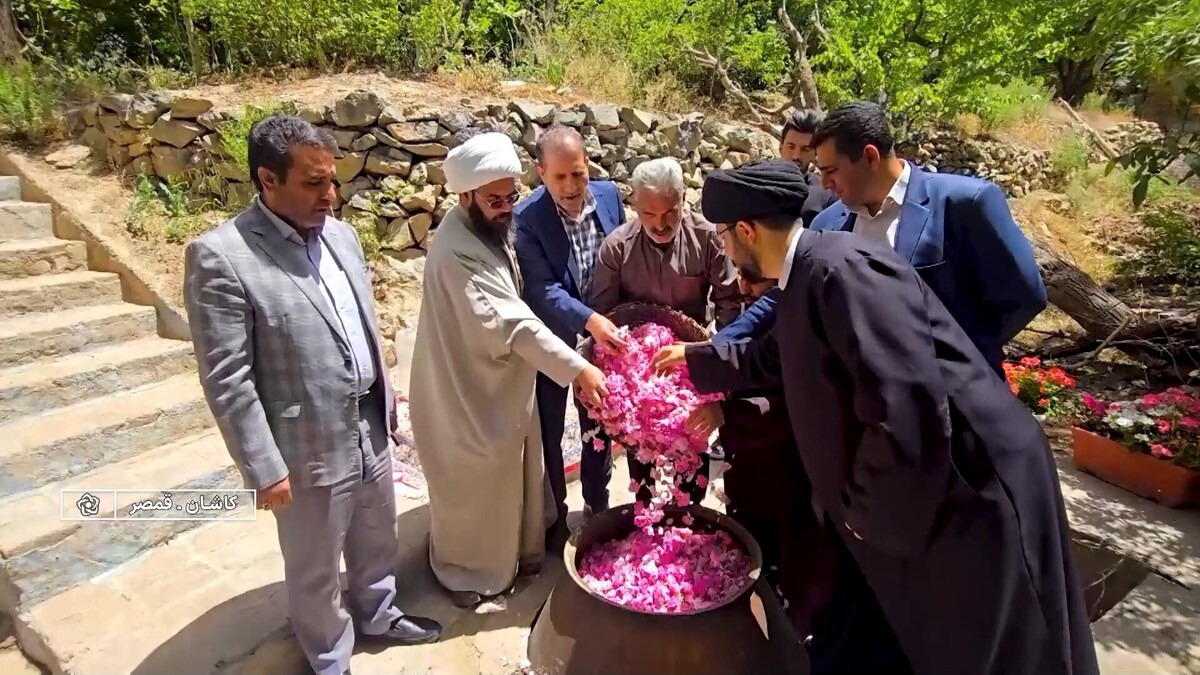 تهیه گلاب ناب کاشان برای شستشوی خانه خدا