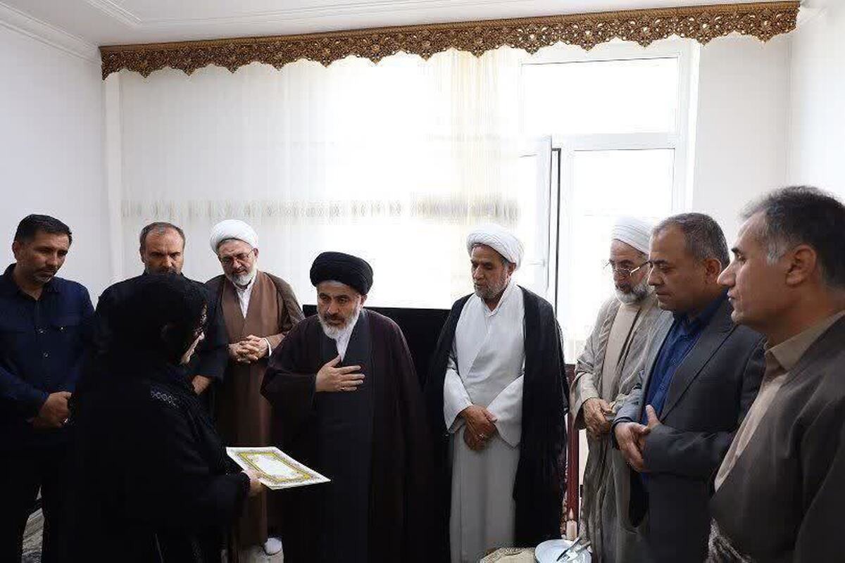 تجلیل نماینده ولی‌فقیه در آذربایجان غربی از خانواده شهید «متین رسولی»