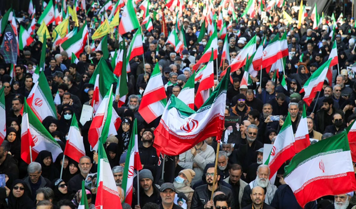 اهتزاز پرچم ایران در کنار بیرق‌های حسینی در اجتماعات مردمی شهرکرد