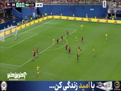 شوت از راه دور بازیکن آفریقا راهی به دروازه نداشت