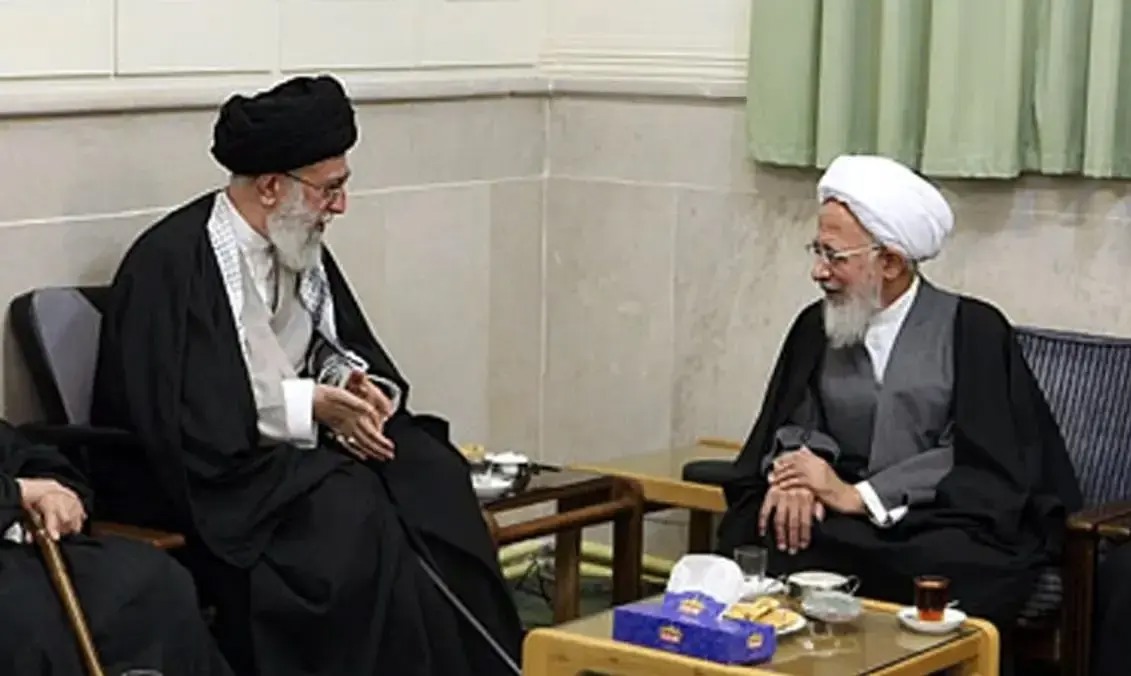 آیت‌الله جوادی آملی در قم بر پیکر رهبر شهید نماز می‌خواند