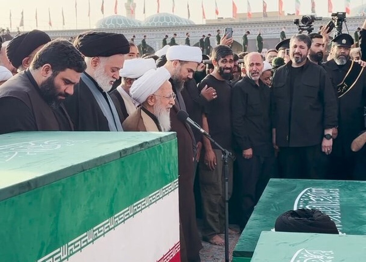 اشک‌های آیت‌الله جوادی آملی هنگام اقامه نماز بر پیکر آقای شهید