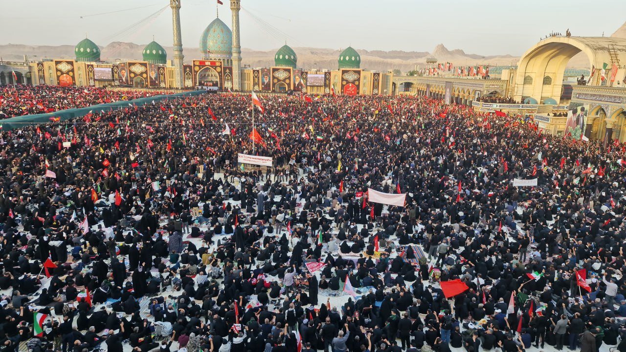 اقامه نماز آیت الله جوادی آملی بر پیکر رهبر شهید انقلاب