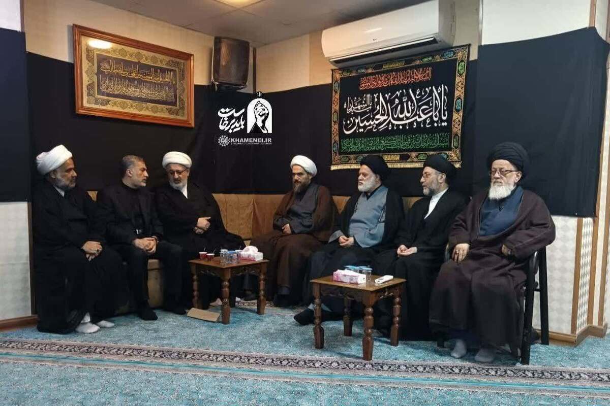 دیدار علما و نمایندگان بیوت مراجع تقلید نجف با فرزند رهبر شهید انقلاب