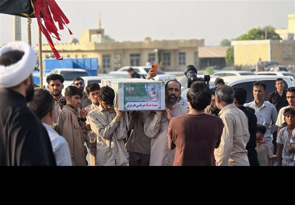 پیکر شهید مرتضی هرمزی صیاد اهل‌سنت هرمزگان در بندرکوهستک تشییع شد