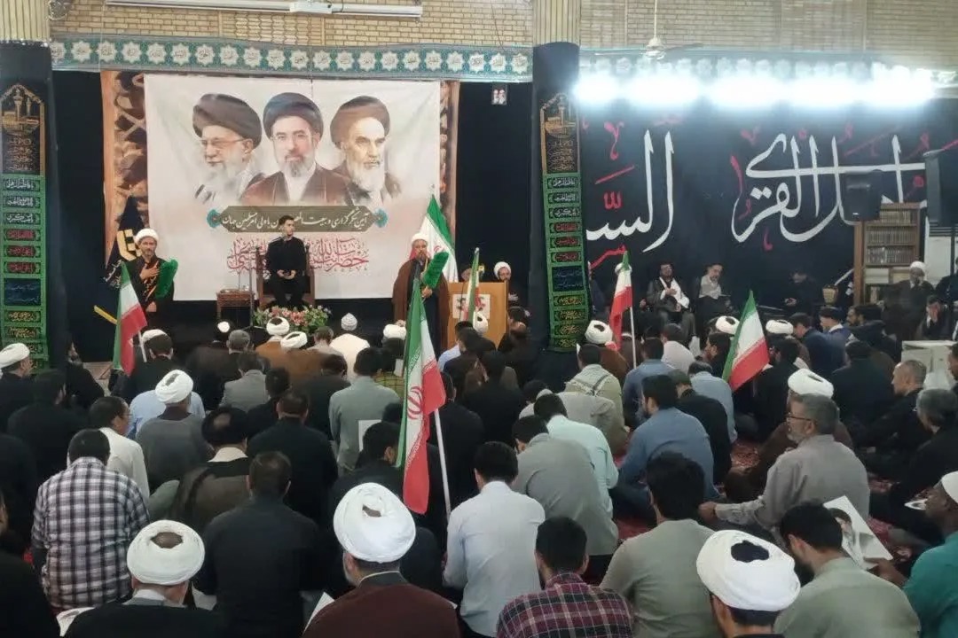 طلاب غیرایرانی جامعه المصطفی با امام حاضر خود بیعت کردند