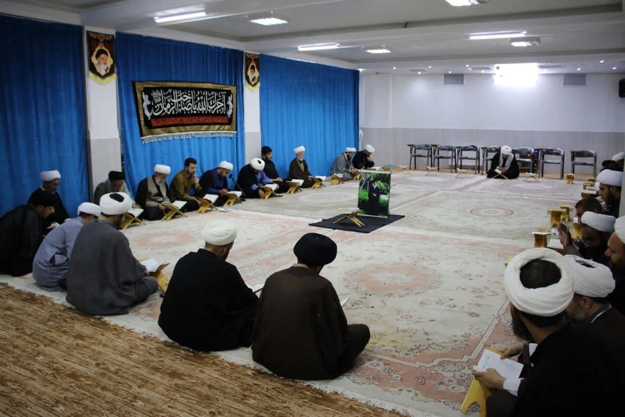 آیین ختم و روضه خوانی بیاد قائد شهید امت در حوزه علمیه دامغان برگزار شد