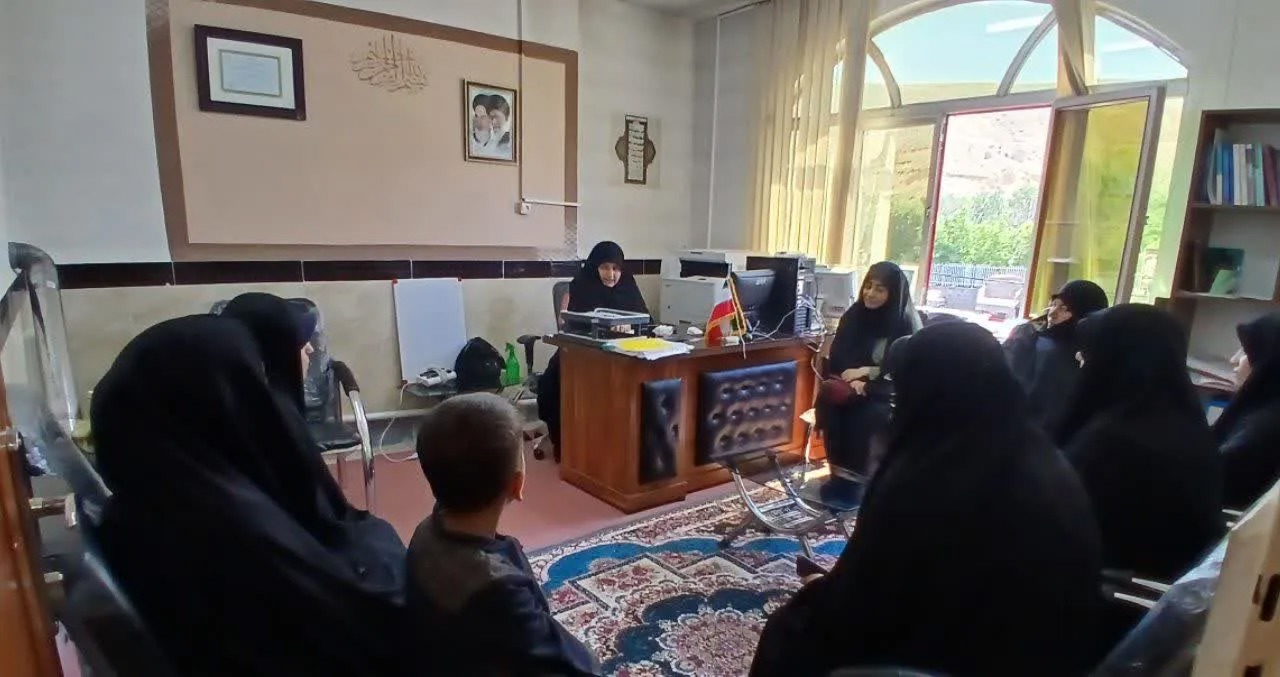 جلسه هم‌اندیشی کادر و طلاب فعال حوزه علمیه خواهران بستان‌آباد برگزار شد