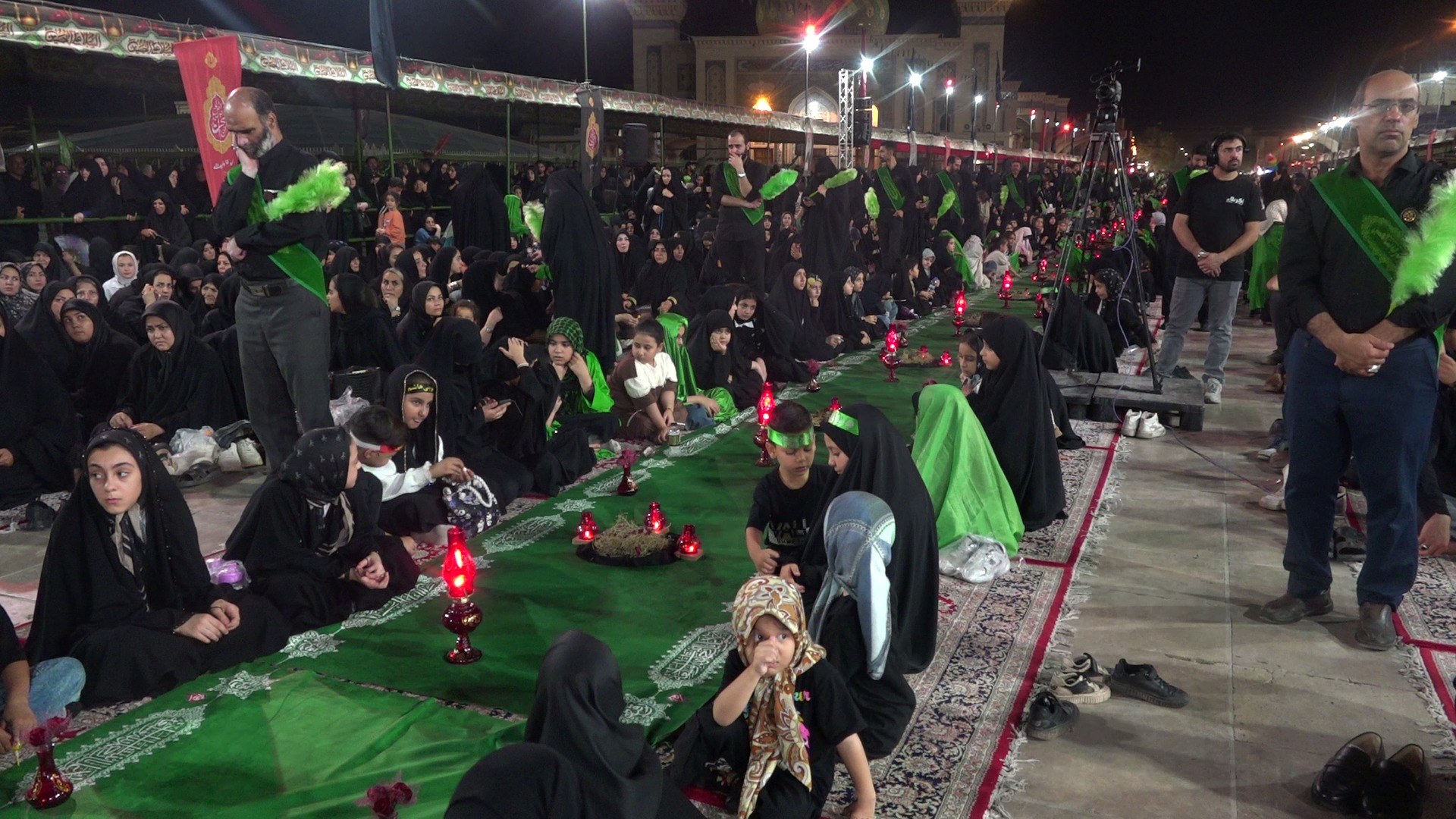 گستراندن سفره اکرام به یاد نازدانه سه ساله سیدالشهدا در قم
