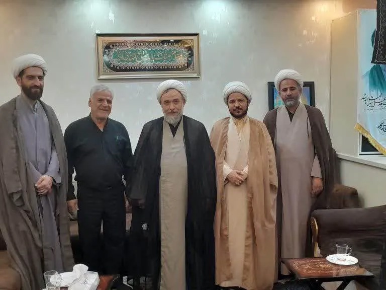 تجلیل مسئول سازمان بسیج اساتید، طلاب و روحانیون کشور از خانواده روحانی شهید