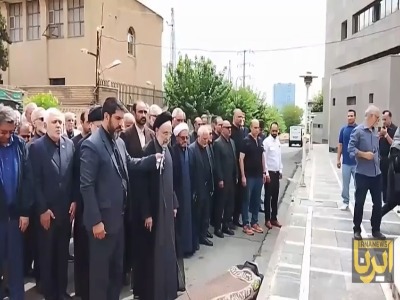 اقامه نماز بر پیکر ابوالقاسم قاسم زاده توسط سید محمد خاتمی