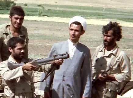 سنگرنشینی در لباس تبلیغ؛ انتشار تصاویر دیده نشده حجت‌الاسلام خلیلی یزدی در جبهه‌های نبرد