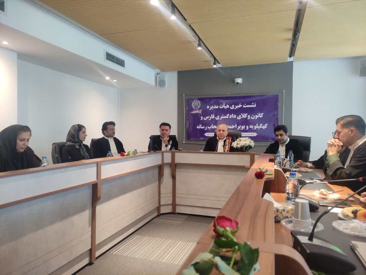 چالش استقلال رسانه و مسئولیت‌پذیری خبرنگاران در نشست کانون وکلا