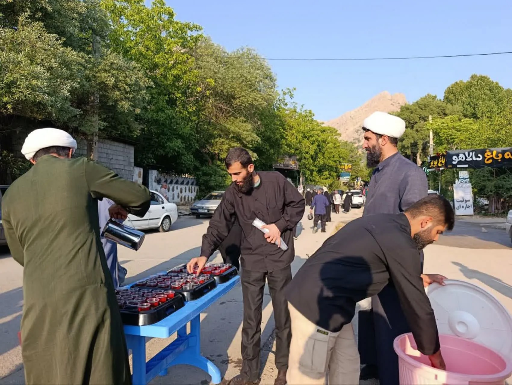 برپایی موکب گروه جهادی شهید میثمی در خیابان آبشار