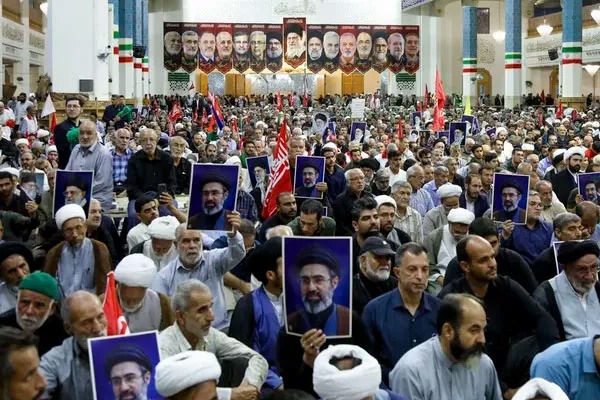 طنین فریاد «مرگ بر آمریکا» و «مرگ بر اسرائیل» در حرم مطهر حضرت معصومه