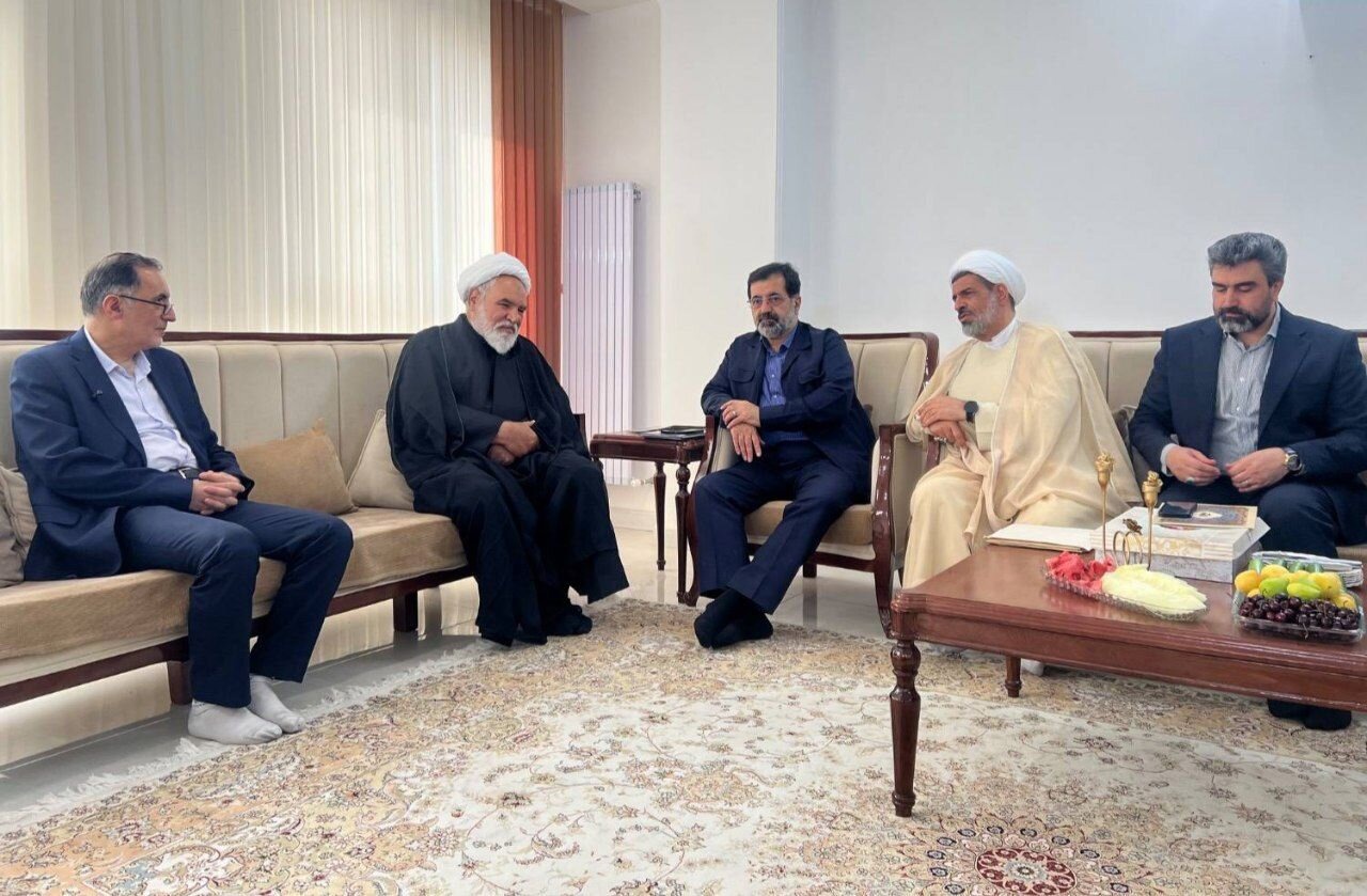 رئیس بنیاد شهید و امور ایثارگران با سه خانواده شهید در قم دیدار کرد