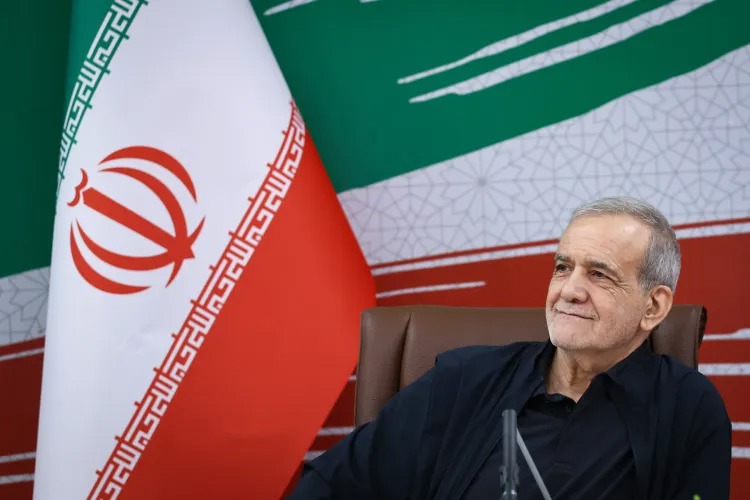 مردم با وجود گلایه‌ها آب پاکی را روی دست دشمن ریختند