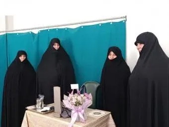 تجلیل مدیر جامعه‌الزهرا از پزشک همراه طلاب