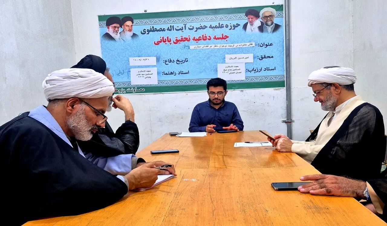 طلبه مدرسه علمیه آیت‌الله مصطفوی کاشان از تحقیق پایانی خود دفاع کرد