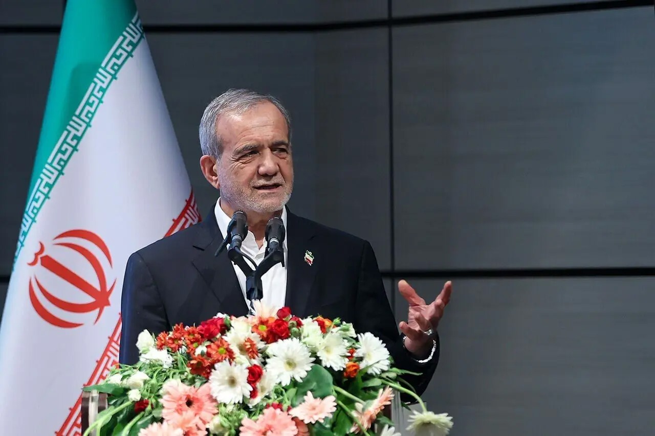 پزشکیان: نرخ سوم بنزین بیش از ۱۰ هزار تومان نخواهد بود/ روایت رئیس‌جمهور از شکل‌گیری تفاهم‌نامه با آمریکا و نظر رهبر انقلاب درباره آن/ طرف عمانی قبول دارد که باید تنگه هرمز بر اساس تفاهم‌نامه اسلام‌آباد اداره شود/ ویدئو
