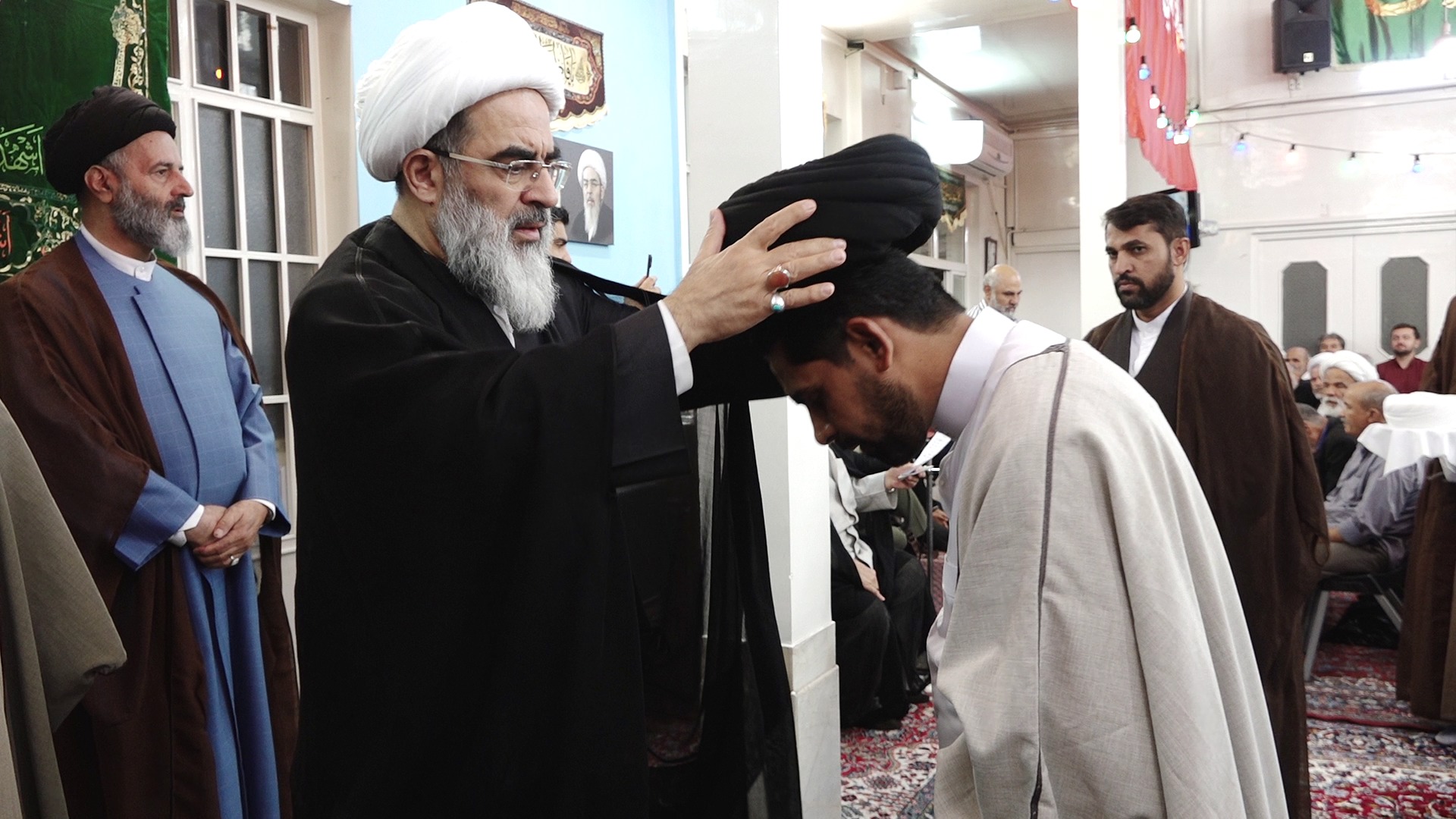 مراسم عمامه‌گذاری طلاب در بیوت مراجع تقلید قم برگزار شد