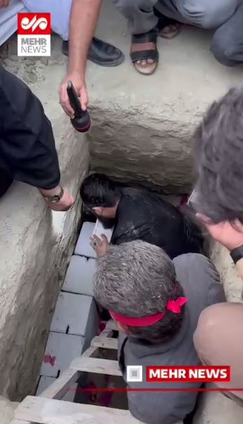 لحظه تدفین شهید خردسال ۴ ساله شهر کوهستک که در مراسم عروسی به شهادت رسید
